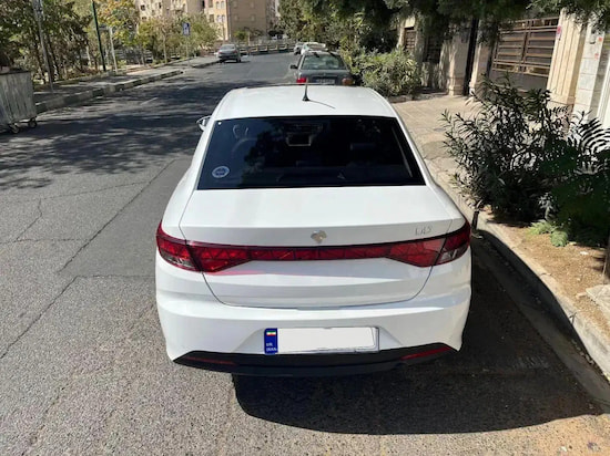 تصویر از  پشت ماشین تارا سفید در خیابان شهری